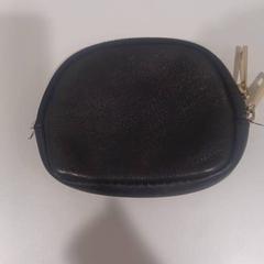 Cartera / monedero negro con estampados, ha sido reportado por RÍO Shopping - Valladolid con iLost