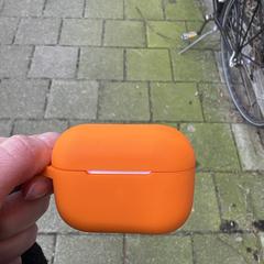 Airpods case with orange cover, iLost에 보고됨