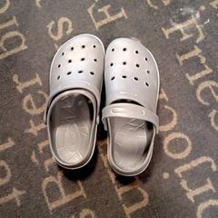 샌들 Grijze crocs, iLost를 사용하여 Van der Valk Hotel Sneek에 보고됨