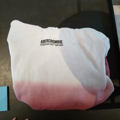 White pink hoodie, segundo informou Conscious Hotel Westerpark usando iLost