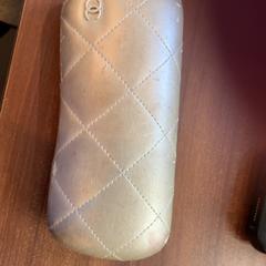 Glasögonfodral med glasögon, rapporterat av Pathé Rembrandt Utrecht med iLost