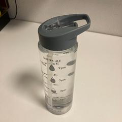 Water bottle Grey lid, como reportado por Ramada by Wyndham Amsterdam Airport Schiphol utilizando o iLost