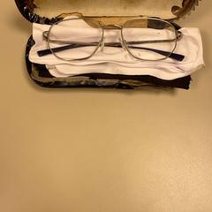 Brilleetui med briller, som rapportert av Pathé Schiedam ved bruk av iLost