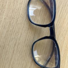 Bril op sterkte blauw montuur, som rapporterats till iLost