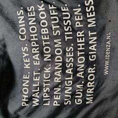 Zwate totebag met kleurige strokenrok, jak bylo nahlášeno na iLost