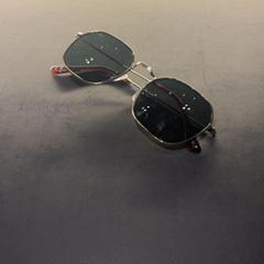 Occhiali da sole, come riportato da Van der Valk Hotel Houten utilizzando iLost