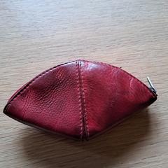 klein lederen bordeaux tasje met rits., iLost'a bildirildiği gibi