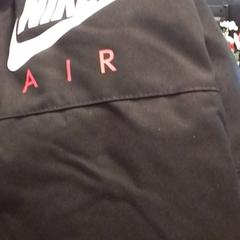 السترة & حقائب الظهر والحقائب النهارية Zwart، كما تم الإبلاغ عنه بواسطة Qbuzz Fryslân عبر iLost