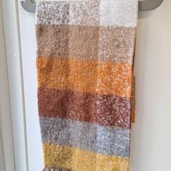 Shawl, as reported by Qbuzz DMG using iLost