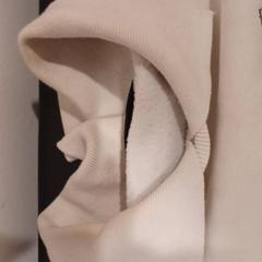 Sweat blanca tipo polo, a été signalé par RÍO Shopping - Valladolid utilisant iLost