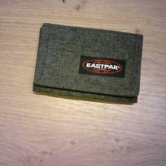 Pénztárca grijs Eastpak, amint azt Bobbejaanland az iLost segítségével jelentette.
