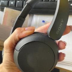 Headphones Sony Blackbox headphones, as reported by MEININGER Hotel Berlin East Side Gallary using iLost