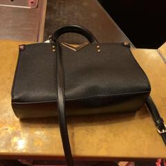 Sack Zwarte tas met gouden accenten, gemeldet von Café Leentje über iLost