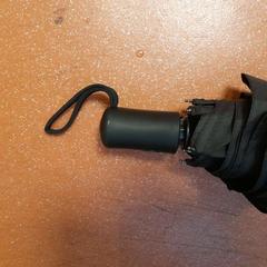 Parapluie pliant noir, a été signalé par TCL utilisant iLost