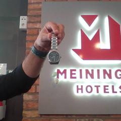 Montre-bracelet, a été signalé par MEININGER Hotel Hamburg City Center utilisant iLost