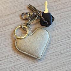 Bizikletaren giltzak - met sleutelhanger hartje, gisa salatu by Gemeente Leopoldsburg iLost erabiliz