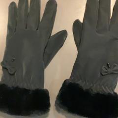 Handschoenen, zoals gemeld door MEININGER Hotel Vienna Downtown Sissi met iLost