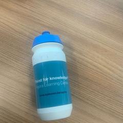 Bouteille blue / white plastic water bottle, a été signalé par Vrije Universiteit Brussel (VUB) utilisant iLost