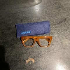 Glasögon, rapporterat av Hotel V Fizeaustraat med iLost