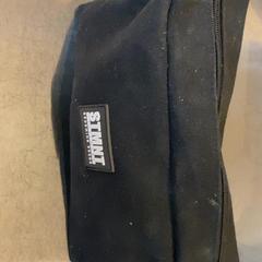 Borsetta black, come riportato da MEININGER Hotel Leipzig Hauptbahnhof utilizzando iLost