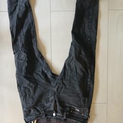 Zwarte Jeans Broek (BEST KEPT SECRET), segons ha informat Best Kept Secret 2025 mitjançant iLost