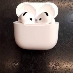 Draadloze oortjes in houder, segundo informou Rotterdam The Hague Airport usando iLost