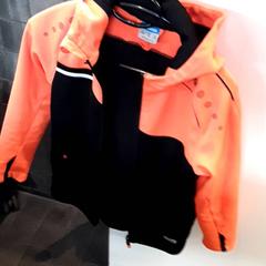 Dzseki Zwart met oranje, amint azt EBS Tramplein az iLost segítségével jelentette.