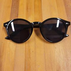 Solglasögon, rapporterat av Bolognalaan 101 med iLost