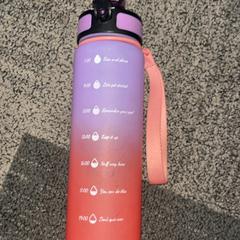 Bottiglia d'acqua Paars roze, come riportato da Jaarbeurs utilizzando iLost