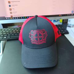 Kapelu black and red with Bayern Leverkusen logo, gisa salatu by Leonardo Hotel Amsterdam Rembrandtpark iLost erabiliz