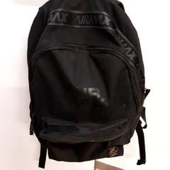 Motxilla Nike zwart, segons ha informat Qbuzz ZHN mitjançant iLost