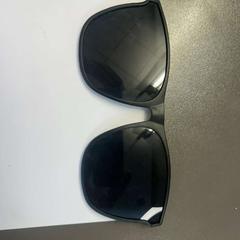 Occhiali da sole zwart, come riportato da Gebo Tours utilizzando iLost