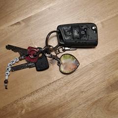 Sleutelbos met autosleutel, amint azt az iLostnak jelentették.