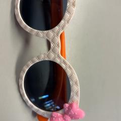 Napszemüveg kind met strik, amint azt Burgers' Zoo az iLost segítségével jelentette.