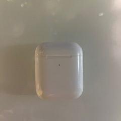 AirPods WHITE, som rapportert av Room Mate Bruno ved bruk av iLost