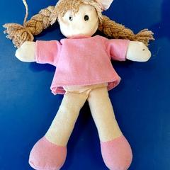 Boneca Enfant rose, como reportado por IKEA Rennes - Pacé utilizando o iLost