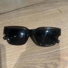 Okulary słoneczne, zgłoszono przez Van der Valk Hotel Haarlem przy użyciu iLost