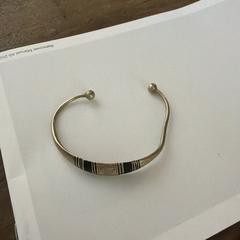 Goud met zwarte armband, som rapporterats till iLost