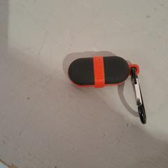 Doosje zwart rood met gehoorbeschermers, iLost에 보고됨