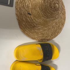 Strohhut & Hausschuhe, gemeldet von Silver Sands Beach über iLost