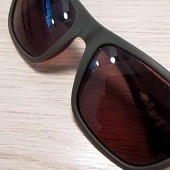 Eguzkitako betaurrekoak Groen/grijs, gisa salatu by Qbuzz Fryslân iLost erabiliz