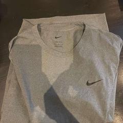 T-shirt Nike grijs sport shirt maat M, gemeldet von Van der Valk Hotel Amsterdam-Amstel über iLost