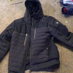 Jas zwart, amint azt De Heeren van Aemstel az iLost segítségével jelentette.