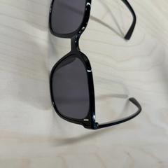 Des lunettes de soleil, a été signalé par IKEA Gent utilisant iLost