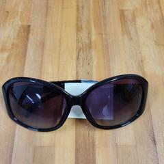 نظارات شمسية، كما تم الإبلاغ عنه بواسطة Bolognalaan 101 عبر iLost