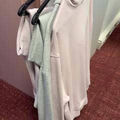 Vestiario Grey and pink, come riportato da ibis Styles Rotterdam Ahoy utilizzando iLost