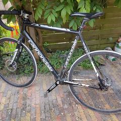 zwarte cannondale racefiets, som rapporterats till iLost