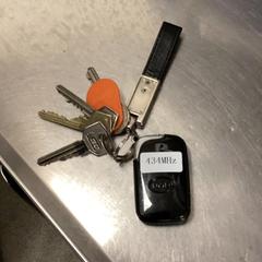 Chaves Car key, house keys, orange keyring, como reportado por MEININGER Hotel Copenhagen utilizando o iLost