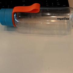 Bottiglia d'acqua, come riportato da LUMC utilizzando iLost
