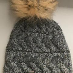 Chapeau, a été signalé par MEININGER Hotel Budapest Great Market Hall utilisant iLost